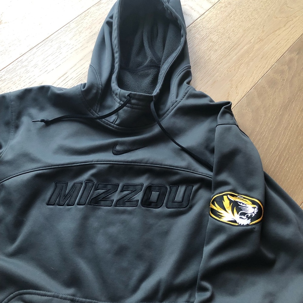 Nike therma fit men’s pull over hoodie size medium